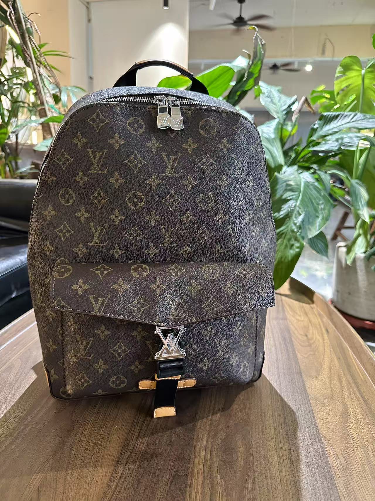 LV 双肩包