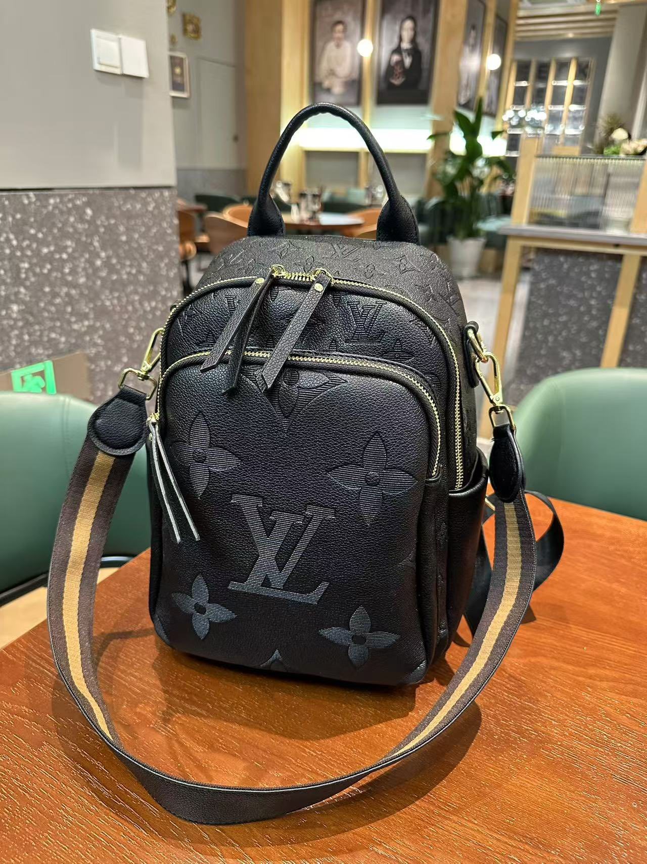 LV 双肩包 